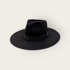 כובע פדורה מרשים בגוון שחור, עשוי מצמר אוסטרלי טהור.